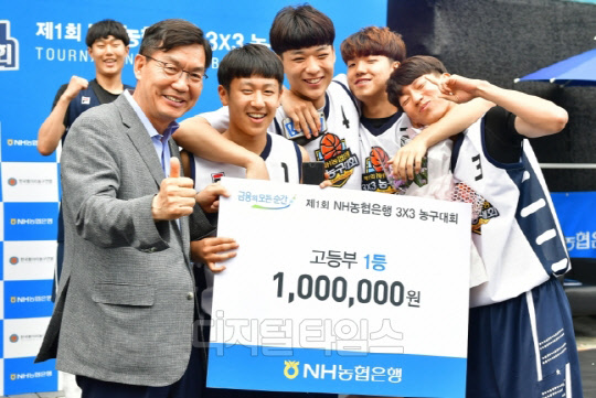 이대훈 농협은행장(사진 왼쪽)이 고등부 우승한 비빔밥팀과 기념촬영을 하고 있다. NH농협은행 제공